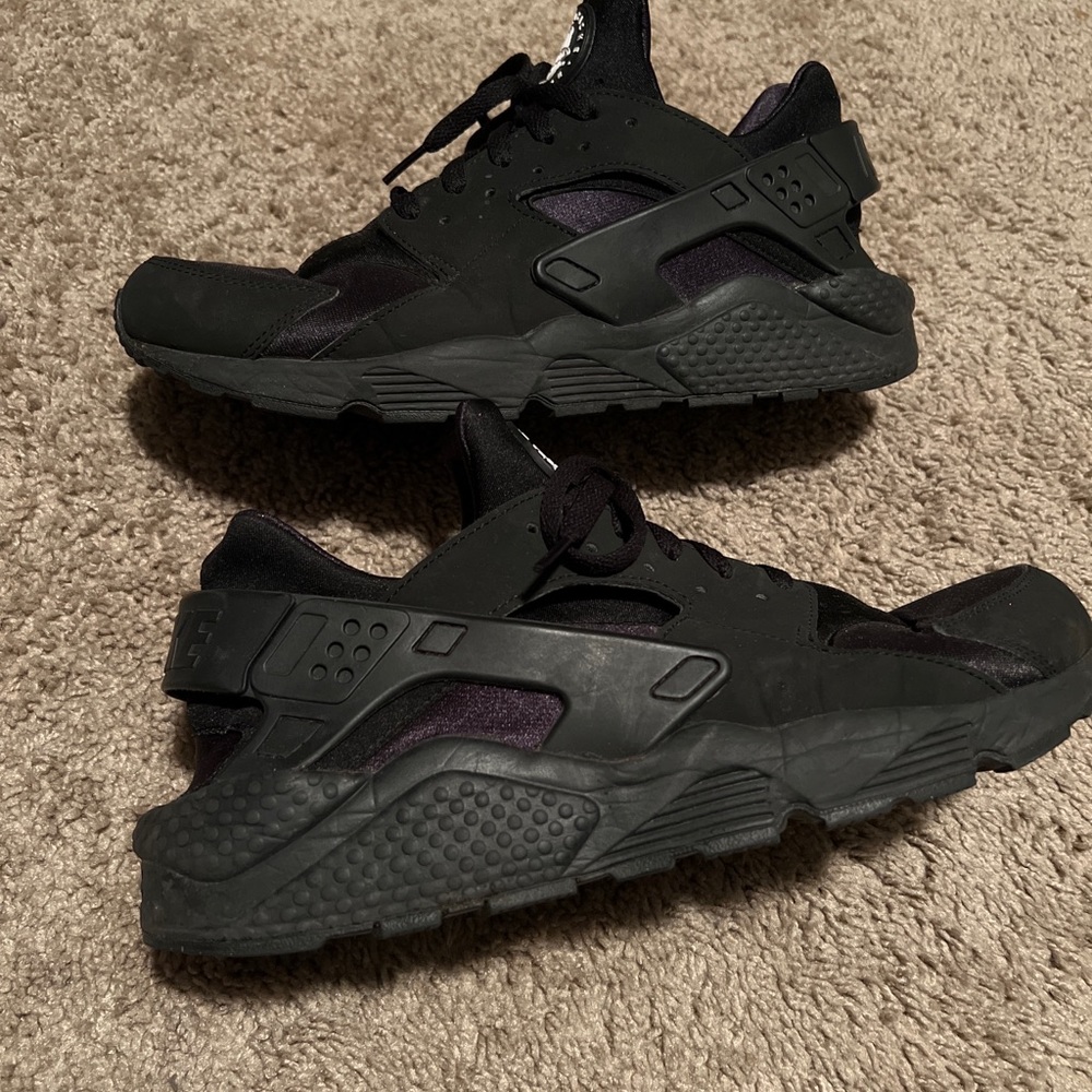 Nike air Huarache triple black mens size 12.